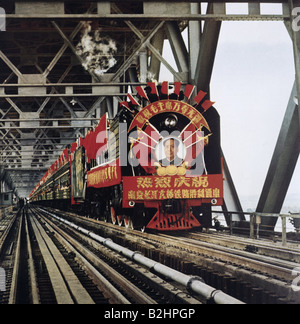 Geografia / viaggio, Cina, trasporto / trasporto, treno con poster di Mao Zedong, inaugurazione del fiume Yangtze vicino a Nanking, 1968, Foto Stock