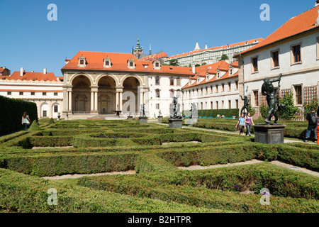 La vista interna del Prague s Palace Gardens e il vicolo con statue in bronzo della divinità mitologica Foto Stock