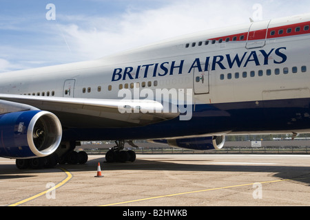 British Airways jumbo jet parcheggiato all'Aeroporto di Londra Heathrow Foto Stock