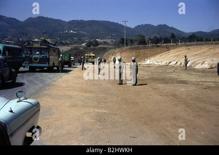 Geografia / viaggio, Guatemala, politica, stato di emergenza, veicoli militari di controllo, 1968, Foto Stock