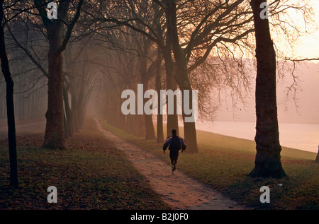 jogging man in the autumn parc de Versailles Paris Frankreich Foto Stock