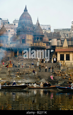 I preparativi per l'aria aperta cremazione indù nell'antica città di Varanasi sulle rive del fiume Gange, India. Foto Stock