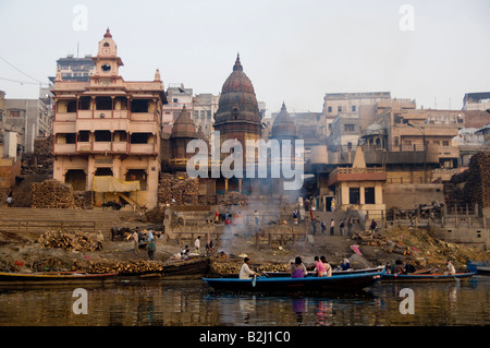 I preparativi per l'aria aperta cremazione indù nell'antica città di Varanasi sulle rive del fiume Gange, India. Foto Stock