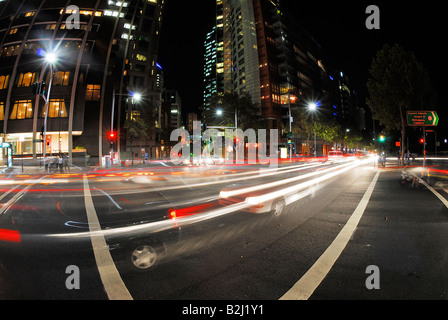 Il traffico su strada traccianti Sydney city night Nuovo Galles del Sud Australia Lampioni Foto Stock