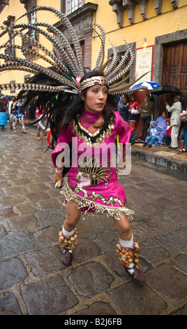 Donne messicane dance in AZTEC costume indiano AL FESTIVAL DE SAN MIGUEL ARCANGELO PARADE di San Miguel De Allende MESSICO Foto Stock