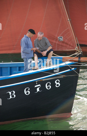 Due marinai a bordo di un tradizionale gaff truccate barca, Brest 08 Festival marittimo, Francia Foto Stock