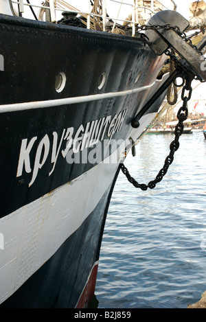 Bow e ancoraggio del russo quattro masted ship Kruzenshtern con randa ATTREZZATURE VELICHE barche dietro, Brest 2008 Festival marittimo, Francia Foto Stock