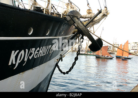 Bow e ancoraggio del russo quattro masted ship Kruzenshtern con randa ATTREZZATURE VELICHE barche dietro, Brest 2008 Festival marittimo, Francia Foto Stock