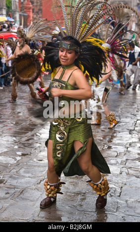 Donne messicane dance in AZTEC costume indiano AL FESTIVAL DE SAN MIGUEL ARCANGELO PARADE di San Miguel De Allende MESSICO Foto Stock