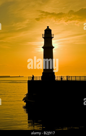 Silhouette di Faro al tramonto Newhaven Harbour Leith Edimburgo Scozia UK Europa Foto Stock