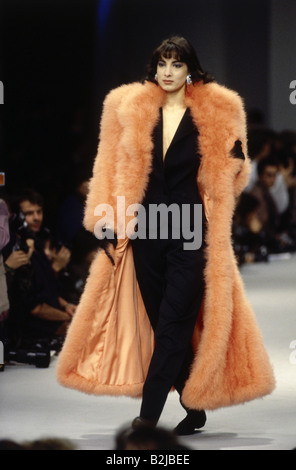 Moda, 1980s, manichino, cappotto con pelliccia, lunghezza intera, su passerella, autunno/inverno, di Christian Dior, 1986/1987, Foto Stock