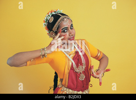 Studio shot di una femmina ballerino di danza Kathak Foto Stock