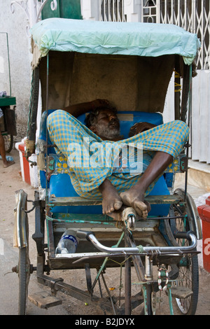 Bicicletta Driver Rickshaw dormire a Madurai India del Sud Foto Stock