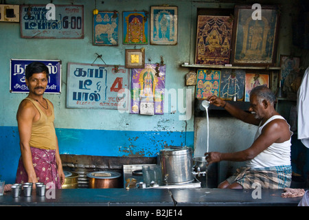 Fornitore di tè al di fuori SriMeenakshiTemple a Madurai India Foto Stock