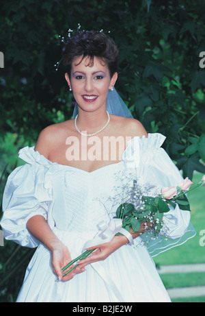 Vista frontale di una sposa tenendo le rose rosa. Foto Stock