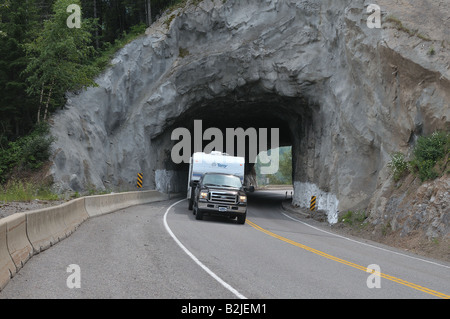 Un tunnel attraverso una montagna Foto Stock