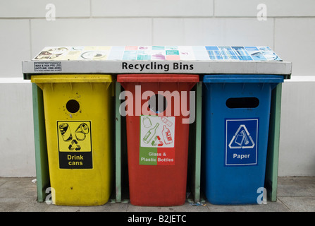 Tre codificati per colore di riciclaggio di plastica contenitori per bevande in alluminio lattine, il vetro e la plastica e carta Foto Stock