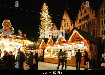 Natale Mercatini di Natale, il mercatino di natale di fronte al municipio di "Römer", Hesse, Germania, Vista notte, Additional-Rights-Clearance-Info-Not-Available Foto Stock