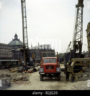 Architettura, lavori di costruzione, costruzione della S-Bahn di Monaco, Karlsplatz, gru e camion con container per rifiuti, circa 1970, Foto Stock