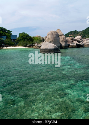 Bella acqua limpida e sulla spiaggia di Isola Nang Yuan vicino a Koh Tao in Thailandia Foto Stock