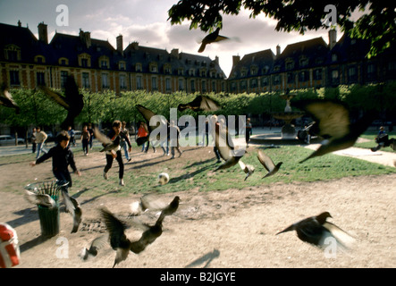 I bambini giocano in un parco a Parigi Foto Stock