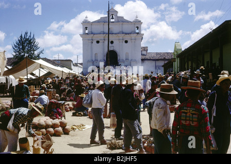 Geografia / viaggio, Guatemala, Chichicastenango, scene di strada, mercato con persone native, di fronte alla chiesa Santo Tomas, 1964, Foto Stock
