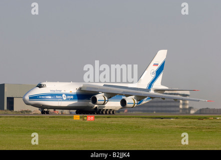 Volga Dnepr Airlines Antonov un 124 100 Ruslan tassare dopo lo sbarco a Londra Stansted Foto Stock