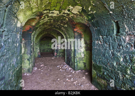 L'interno dell'in disuso forni per calce su Lindisfarne Isola Santa Northumberland Inghilterra Foto Stock