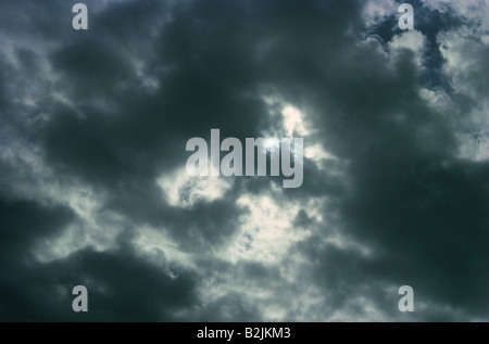 Tempestoso cielo grigio con pesanti nimbostratus nuvole. Foto Stock