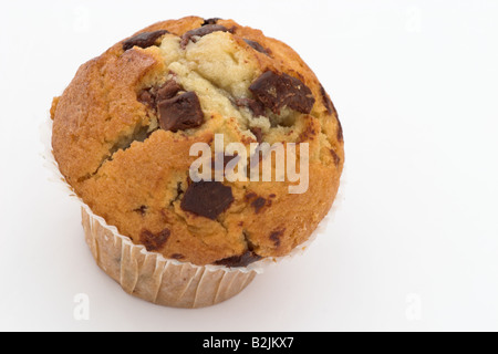 Primo piano di una singola muffin al cioccolato su sfondo bianco Foto Stock