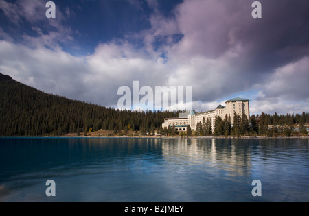 Fairmont Chateau Lake Louise at Lake Louise in the fall, Banff National Park, Alberta Foto Stock