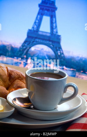 Parisian continental colazione a base di caffè e croissant e burro sul tavolo del bar con la Torre Eiffel sullo sfondo Parigi Francia Foto Stock