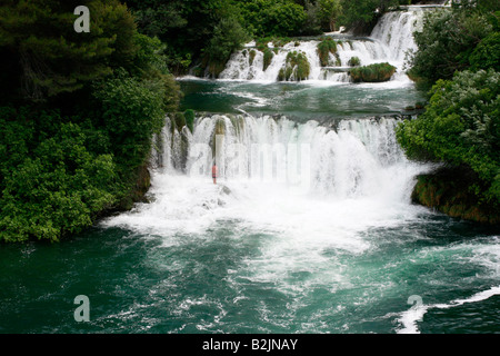 Il croato vacanzieri godere di nuoto in spettacolari cascate del Parco Nazionale di Krka in Croazia Foto Stock