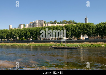 Vista sul fiume Vienne della fortezza reale di Chinon, Francia. Foto Stock