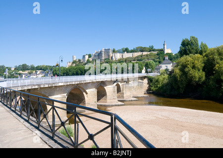 Ponte sul fiume Vienne e vista della Fortezza Reale di Chinon, Francia. Foto Stock