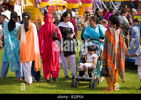 Regno Unito Inghilterra Manchester Platt Fields Mega Mela shalwar kameez indossando donne pakistane visitatori Foto Stock