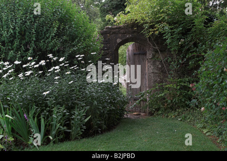 Il cancello aperto nel paese giardino, Inghilterra Foto Stock