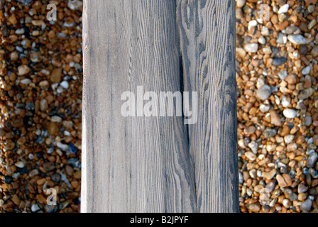 Dettaglio del groyne in legno per la difesa del mare sulla spiaggia di Camber Sands, East Sussex, Regno Unito Foto Stock