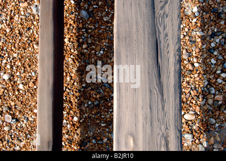 Dettaglio del groyne in legno per la difesa del mare sulla spiaggia di Camber Sands, East Sussex, Regno Unito Foto Stock