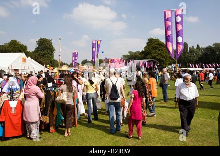 Regno Unito Inghilterra Manchester Platt Fields Mega Mela visitatori Foto Stock