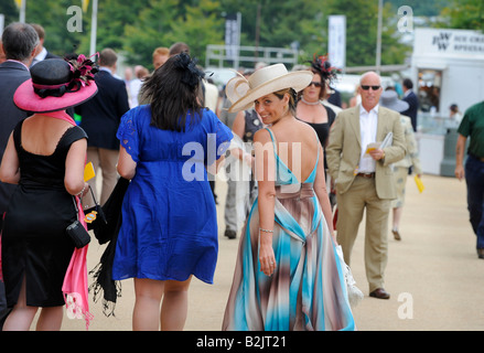 Goodwood glorioso: folle pack il sorge sul popolare Ladies' giorno. Foto Stock