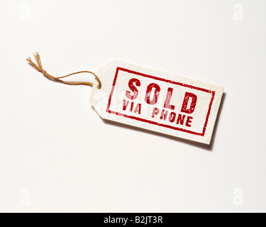 Materiale promozionale di vendita al dettaglio per la vendita di biglietti dicendo tag venduto dal telefono su sfondo bianco con ombra Foto Stock