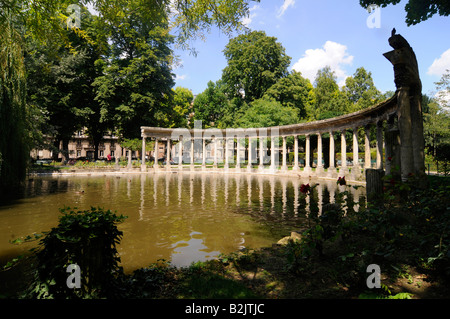 Una vista del colonnato interno del Parc Monceau a Parigi, Francia Foto Stock