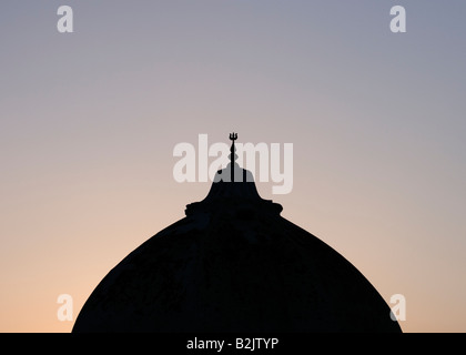 Silhouette di un tempio con un tridente sulla parte superiore Foto Stock