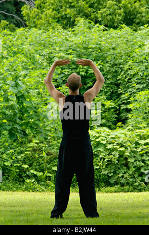 Giovane uomo praticare il Tai Chi in Cherokee Park Louisville Kentucky Foto Stock