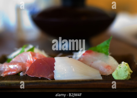 Appena catturati sashimi serviti con shredded daikon ravanello e wasabi incollare in un ristorante sulla Izu Oshima Isola Foto Stock