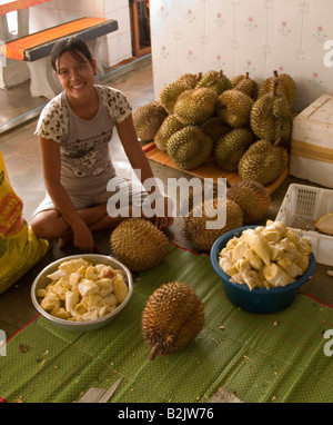 Lavoratore il taglio di frutta Durian su Koh Pha Ngan isola in Tailandia Foto Stock