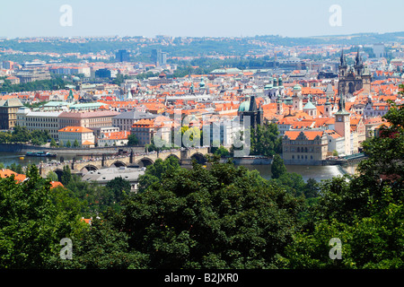 Vista in elevazione del Ponte Carlo e la Cattedrale di Tyn nel centro storico di Praga dalla cima della collina di Petrin. Foto Stock