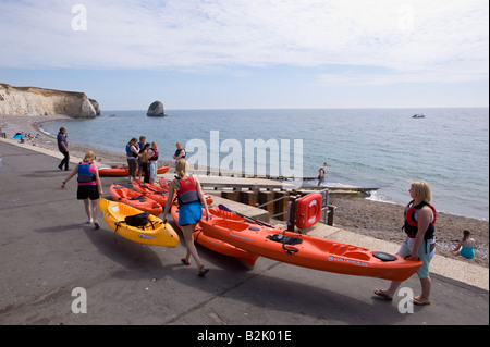 Un gruppo di ragazze adolescenti impostazione su un kayak viaggio intorno alla baia di acqua dolce sul Canale Inglese Isle of Wight Regno Unito Foto Stock