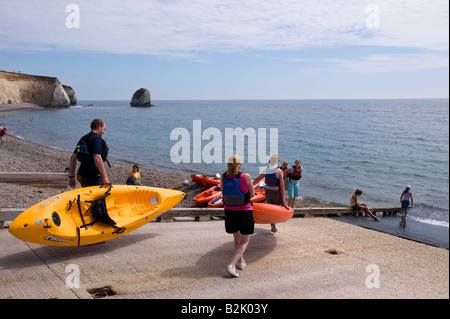 Un gruppo di ragazze adolescenti impostazione su un kayak viaggio intorno alla baia di acqua dolce sul Canale Inglese Isle of Wight Regno Unito Foto Stock